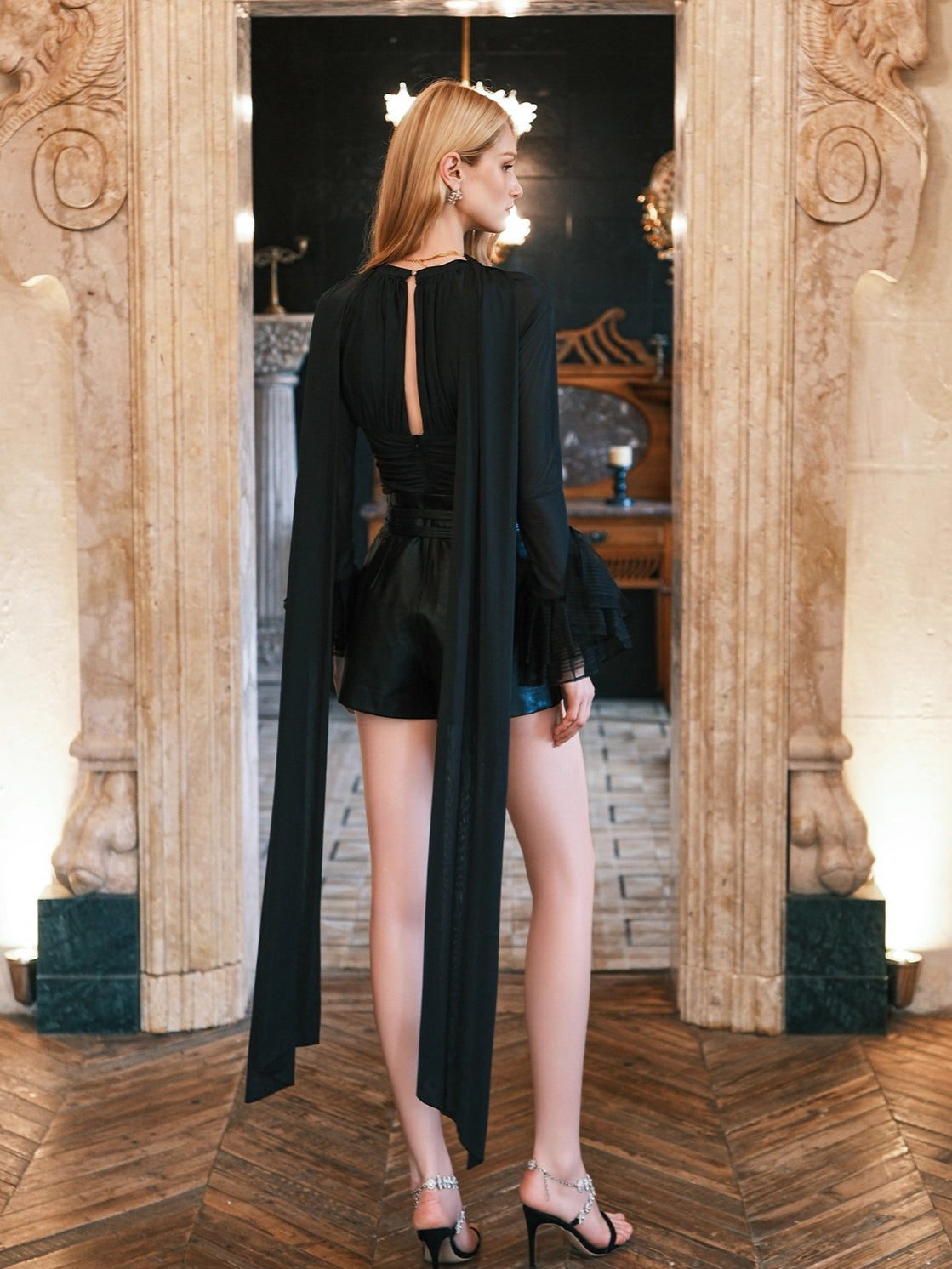 Nina Halter Neck V-neck Short Fitting Top