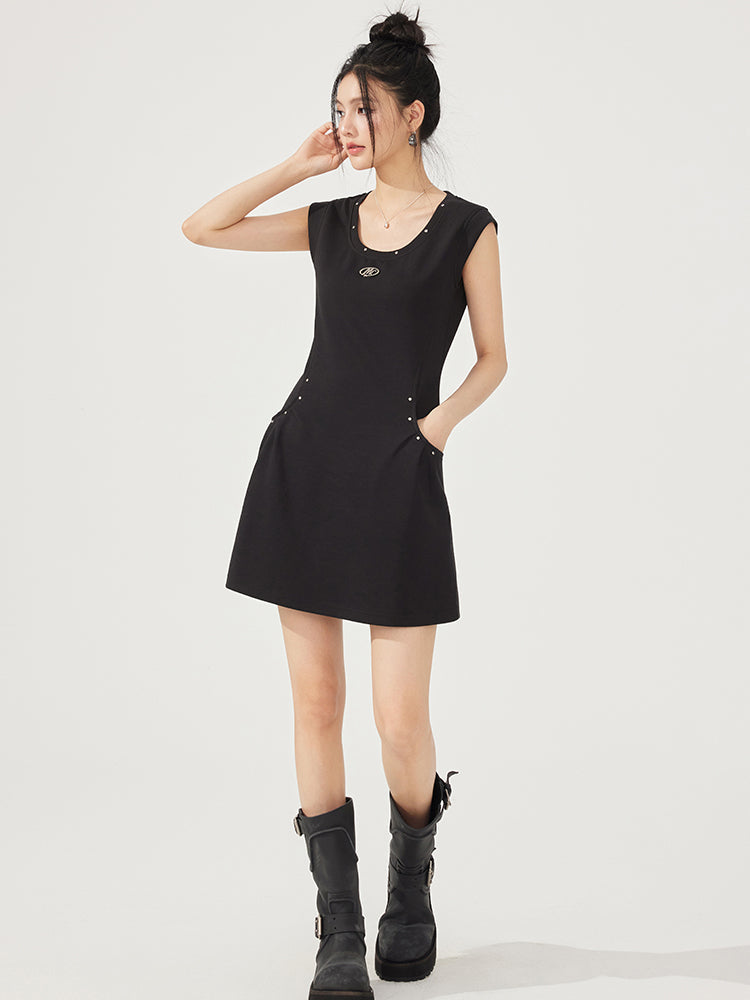 U-neck Waist-cinching Sleeveless Little Black Dress