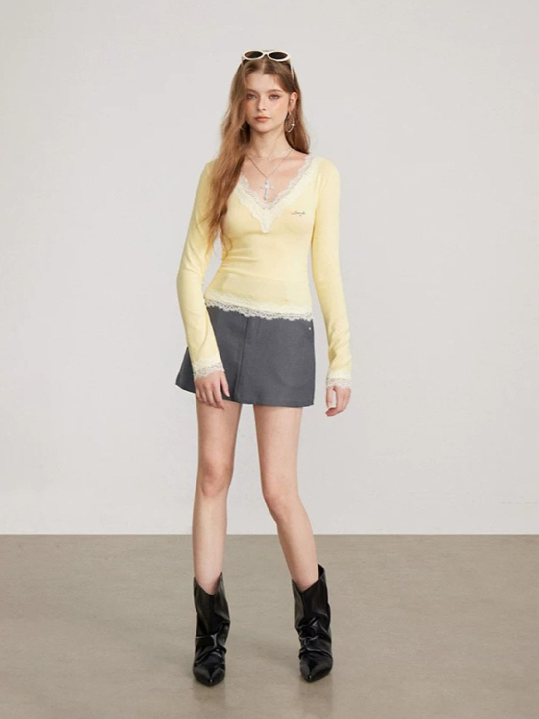 Lace Panel V-Neck Fitted T-Shirt