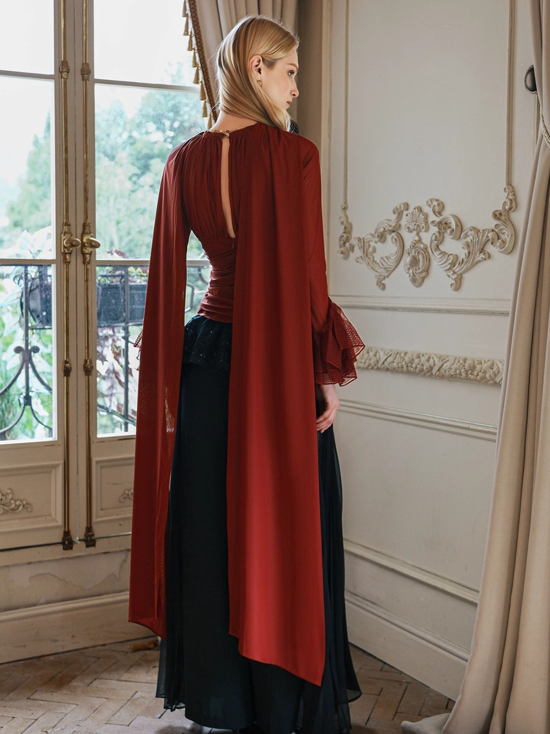 Nina Halter Neck V-neck Short Fitting Top