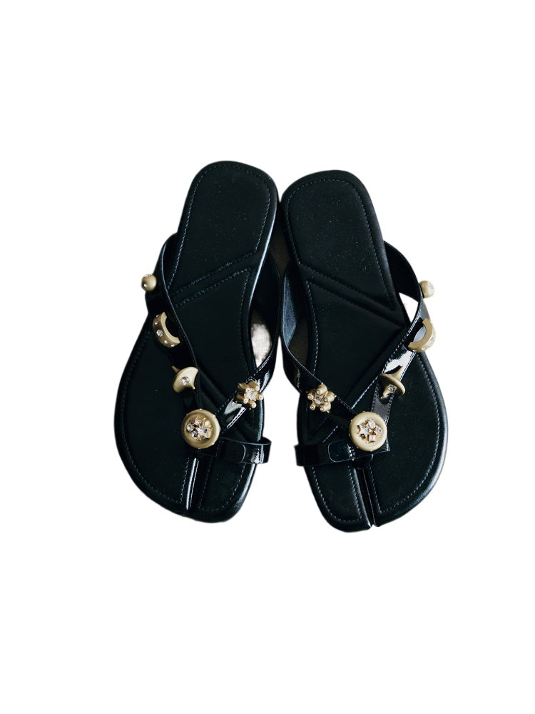 Hollow-out Toe-separated Flat Flip-flops