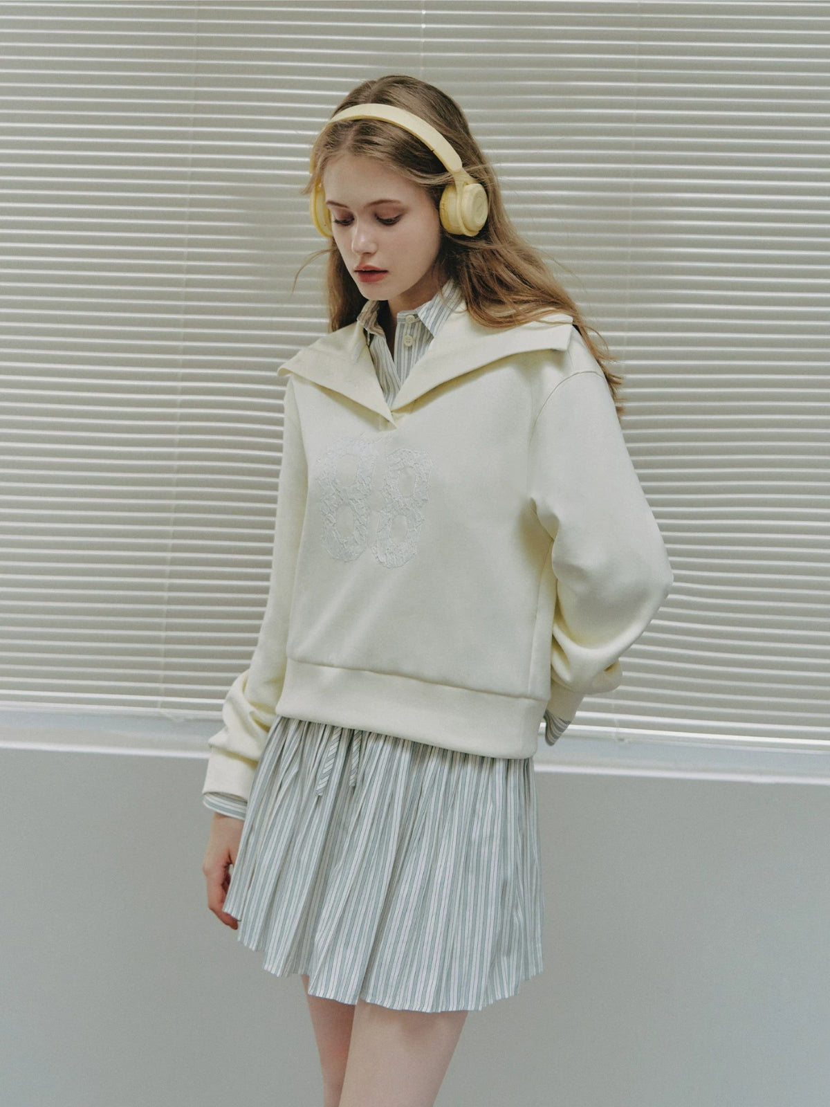 Vintage Lace Collar Embroidered Sweatshirt