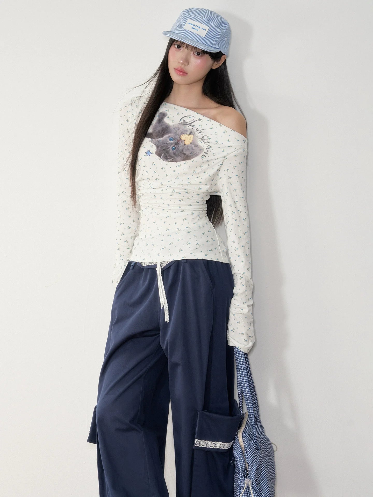 Floral Cat V-Neck Slim Tee