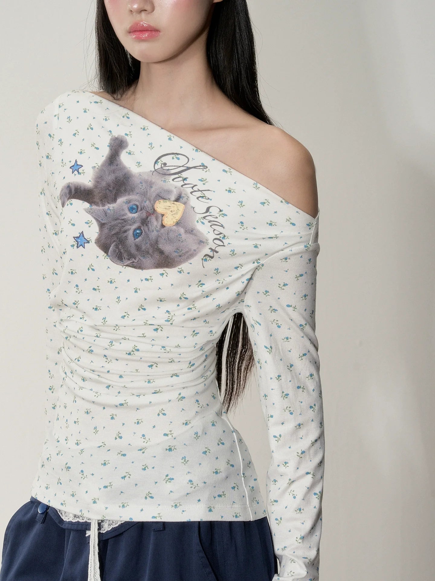 Floral Cat V-Neck Slim Tee