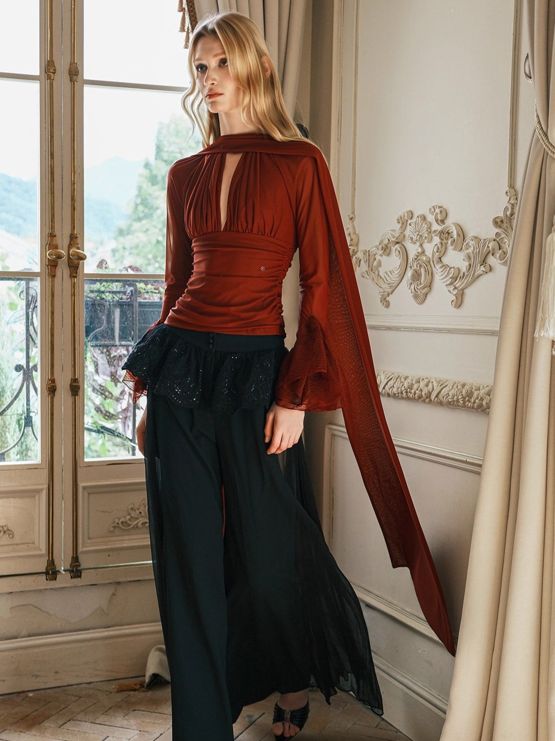 Nina Halter Neck V-neck Short Fitting Top